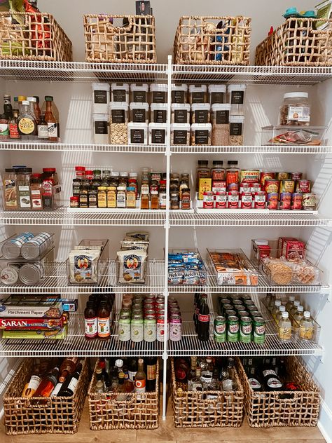 Chip Organization, Organization Snacks, Pantry Closet Organization, Pantry Organization Hacks, Cupboard Organization, Food Storage Rooms, Harvest Storage, Pantry Closet Design, Beautiful Pantry