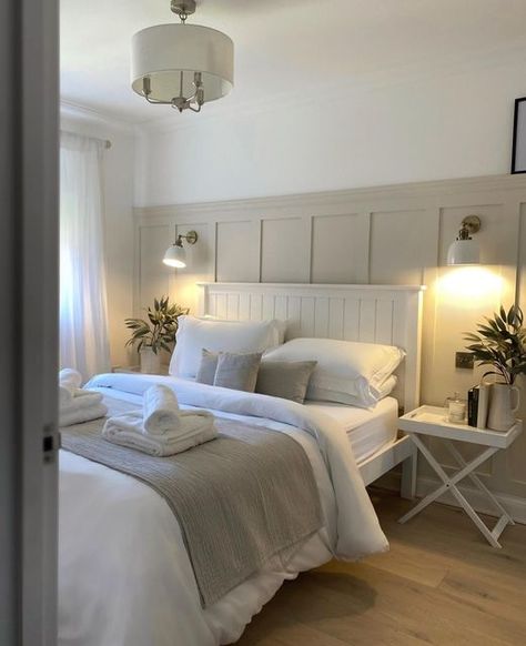 B&b Rooms Ideas, Cottage Homes Interior Bedrooms, White Guest Bedroom Ideas, Bedroom Paneling Ideas, Neutral Small Bedroom, Small Neutral Bedroom, Country Modern Bedroom, Bedroom Panelling Wall, Double Bedroom Ideas