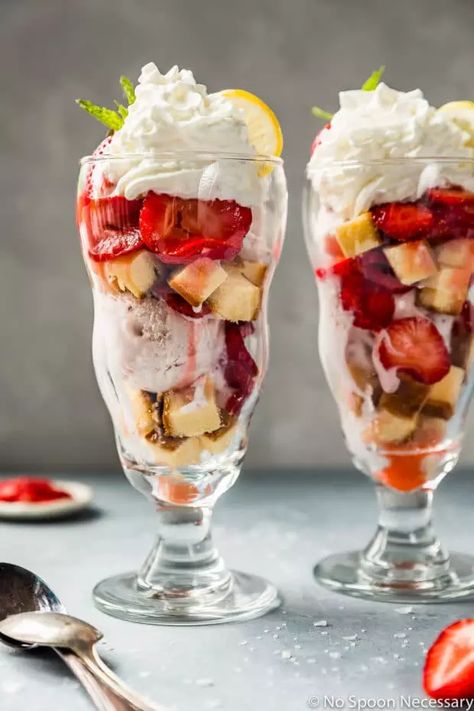 Milkshake Ideas, Ice Cream Sundae Recipe, Shortcake Recipes, Sundae Recipes, Homemade Strawberry Shortcake, Strawberry Shortcake Ice Cream, Strawberry Sundae, Sliced Strawberries, Cream Art