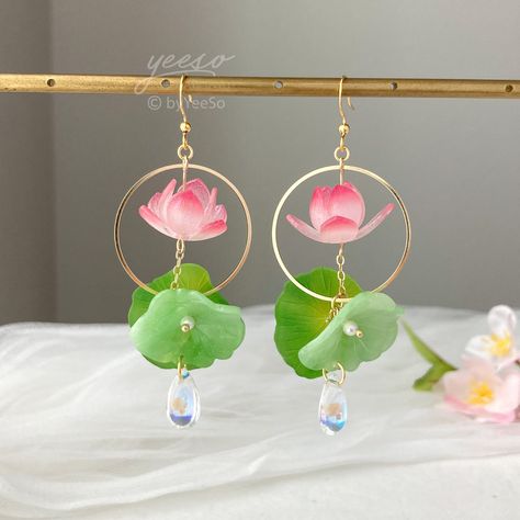 3D Lily pad and Lotus flower dangle earrings - Unique Dangle 🤍 Hypoallergenic 🌸 Handmade with love ✨ Cute & Dainty  🎁 Gift ready 〰️Click👇🏻 Find more Earrings🎀  https://www.etsy.com/shop/byYeeSo ◽️ PACKAGING ◽️  * The jewelry will be nicely packaged * Comes with a drawstring suede pouch * If you need personalized gift note, please click the link below, add it to your cart when check out to upgrade your packaging. https://www.etsy.com/listing/1008661207/upgrade-gift-packaging?ref=shop_home_active_1&frs=1 ◽️ SHIPPING ◽️ * USPS First Class Shipping Service with tracking number * All products will be shipped from USA ◽️ CARE INSTRUCTIONS ◽️ * Avoid perfumes or sprays * Avoid getting your jewelry wet * Wipe down the jewelry to remove oils and prevent tarnish * Store jewelry in a cool, dry Lily Pad Earrings, Peonies Jewelry, October Jewelry, Lotus Flower Jewelry, Ethereal Jewelry, Lotus Jewelry, Lotus Earrings, Flower Dangle Earrings, Nature Inspired Jewelry