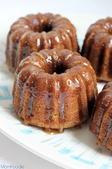 mini banana bundt cakes with vanilla caramel glaze Caramel Glaze Recipe, Mini Bunt Cake, Mini Bundt Cakes Recipes, Bundt Pan Recipes, Bundt Cake Recipes, Banana Cakes, Fig Preserves, Banana Bundt Cake, Banana Bundt