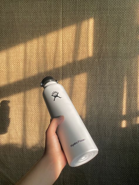 White Hydroflask Aesthetic, White Hydro Flask, Aesthetic Water, Hydro Flask, Clean Girl, Beautiful Things, Make Me Smile, Flask, Water Bottles