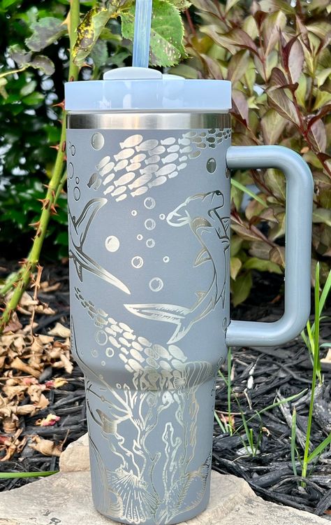 Engraved Tumbler Ideas, Shark Stanley, Custom Cup Ideas, Trendy Water Bottles, Cute Coffee Cups, Engraved Tumbler, Tumbler Ideas, Ocean Vibes, Tumbler With Handle