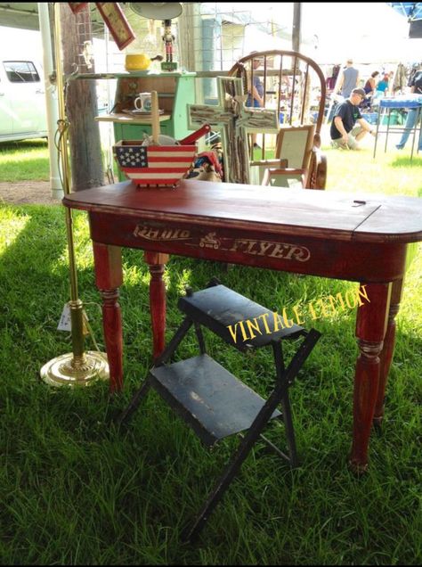 DIY Upcycled Red Wagon Side Table Desk. Other inspirational ideas for repurposing that little red wagon at the link! Upcycle, repurpose, recycle, and reuse! Refurbished Desk, Wagon Ideas, Side Table Desk, Radio Flyer Wagon, Desk Vintage, Radio Flyer Wagons, Repurposing Ideas, Unique Desk, Upcycle Repurpose