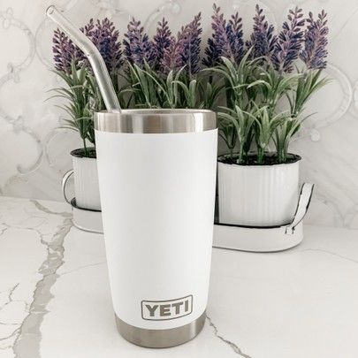 White Yeti Tumbler, Yeti Cup Aesthetic, Tumbler Product Photoshoot, Yeti Aesthetic, Vaso Yeti, White Yeti, White Tumbler, Mountain Girl, Yeti Cup