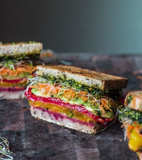 Rainbow roast vegetable sandwich Sandwich Vegetarian, Vegetable Sandwich, Hummus Sandwich, Roasted Root Veggies, Kale Pesto, Food And Nutrition, Vegan Lunch Recipes, Vegetarian Sandwich, Veggie Sandwich