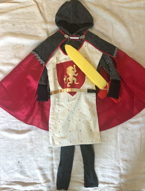 King And Knight, Diy Knight Costume, Medieval Costume Diy, 4th Birthday Theme, Costume Chevalier, King Costume, Costumes Couture, Knight Costume, Dress Up Ideas