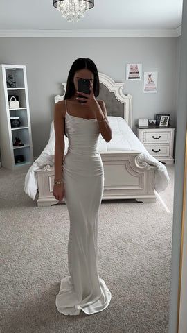 White Long Hoco Dress, White Long Prom Dress, Prom Dresses Slim Fit Long, White Silk Prom Dress, Cardigan Outfit Autumn, Hoco Dresses Unique, Unique Hoco Dresses, White Formal Dresses, Festival Outfits Summer