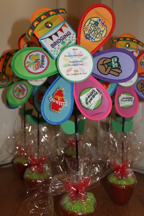 Girl Scouts Daisy Bridging gift.  Pinwheel patch. Girl Scout Bridge Diy, Girl Scout Bridging Ceremony Ideas, Bridging Ceremony Ideas Brownie, Daisy Girl Scouts Badges, Girl Scout Badge Presentation Ideas, Girl Scout Award Presentation Ideas, Daisy Girl Scout End Of Year Gift, Girl Scouts Bridging Gifts, Daisy Bridging Ceremony Gifts