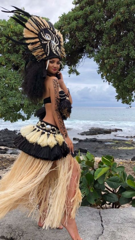 Tahitian Costumes, Polynesian Dance, Tahitian Dance, Hawaiian Woman, Hawaiian Dancers, Grass Skirt, Hula Dance, Hula Dancers, Island Fashion