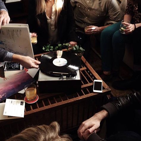 Vinyl listening party People Listening To Music Aesthetic, Listening To Vinyl, Hosting Era, Virtual Golf, Vinyl Party, Event Aesthetic, Listening Party, Vinyl Aesthetic, Vinyl Store