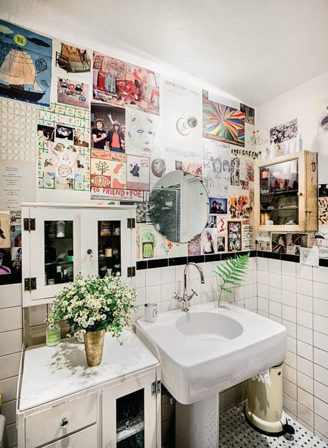 Estilo Kitsch, Eclectic Bathroom Design, Photos Collage, Pretty Houses, Glass Menagerie, Eclectic Bathroom, Aesthetic Bathroom, Beautiful Houses Interior, Humble Abode