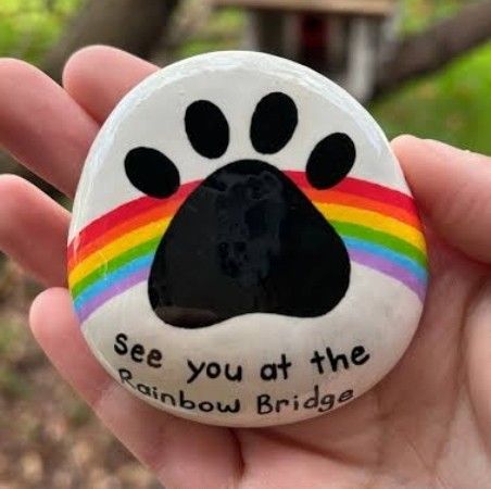 Pet Memorial Painted Rocks, Pet Memorial Garden Ideas, Pet Grave Ideas, Memorial Stones Diy, Dog Grave Ideas, Pet Rocks Craft, Memorial Shelf, Pet Memorial Ideas, Dogs Paw Print