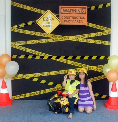 Ezra's construction birthday party | CatchMyParty.com Construction Birthday Party Ideas, Construction Theme Birthday Party, Construction Theme Party, Construction Birthday Party, Photos Booth, Construction Birthday Parties, Trucks Birthday Party, Construction Theme, Boy Baby Shower Themes