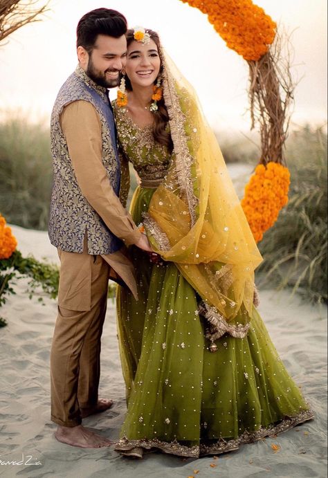 Mehndi Function Dresses, Mehndi Shoot, Shaadi Ideas, Mehndi Bride Dress, Shaadi Outfits, Pakistani Bridal Dresses Online, Mehandi Dress, Bride Groom Photoshoot, Mehndi Bridal