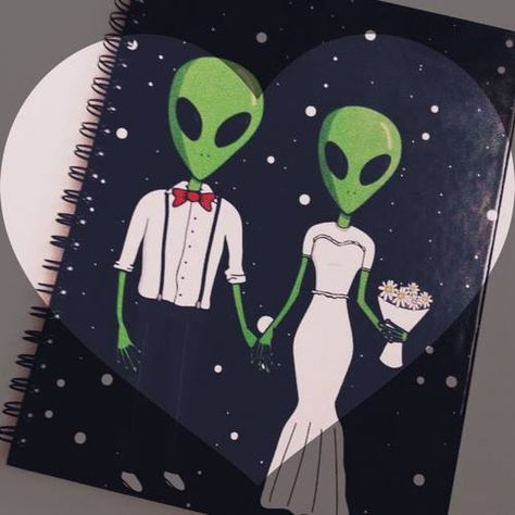 manera muy hipster de decorar tus cuadernos Alien Aesthetic, Alien Tattoo, Arte Alien, Cute Alien, Aliens And Ufos, Space Aliens, Alien Art, Cute Couple Art, Trippy Art