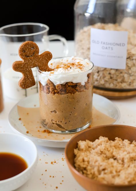 Chia Overnight Oats Healthy, Gingerbread Overnight Oats Healthy, Apple Crumble Overnight Oats, Overnight Oats Topping Ideas, Christmas Oatmeal Breakfast, Holiday Overnight Oats, Overnight Oats Christmas, Gingerbread Baked Oats, Gingerbread Overnight Oats