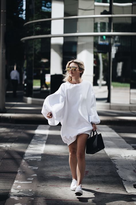 Oversized Sleeves, Spring Oversized Dress With Balloon Sleeves, Luxury Oversized Long Sleeve Dresses, White Oversized Casual Dress, Chic Oversized Dress With Balloon Sleeves, White Oversized Long Sleeve Dress, Witte Sneakers Outfit, Oversized Fashion, Casual Chique Stijl