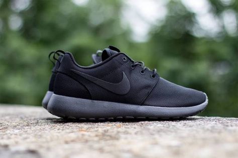 Nike Roshe Run "Triple Black" Tiffany Blue Nikes, Free Runs, Outfits Dress, Baskets Nike, Roshe Run, Discount Nikes, Nike Shoes Cheap, Nike Roshe Run, Nike Basketball Shoes