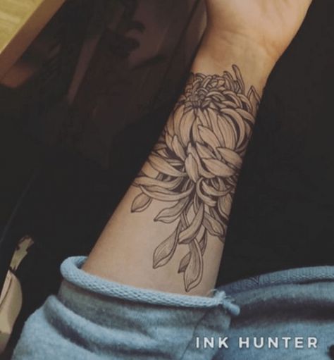 120+ Cool Chrysanthemum Tattoo Designs With Meanings (2023) - TattoosBoyGirl Chrysanthemum Tattoos, Crisantemo Tattoo, Chrysanthemum Flower Tattoo, Best Tattoo Ever, Surreal Tattoo, Chrysanthemum Tattoo, M Tattoos, Beautiful Flower Tattoos, Spiritual Tattoos