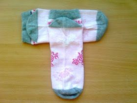 How To Fold Shorts, Folding Socks, Japanese Socks, Space Saving Hacks, Household Help, Sock Organization, Shirt Folding, Japanese Pop Culture, Foot Socks