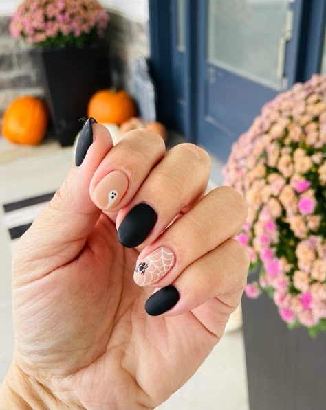 Nail Designs For Short Fingers, Halloween Nail Designs Matte, Simple Nail Designs Halloween, Simple But Cute Halloween Nails, Round Western Nails, How To Draw A Ghost On Nails, Neutral Ghost Nails, Matte Black Halloween Nails Short, Tan Halloween Nails