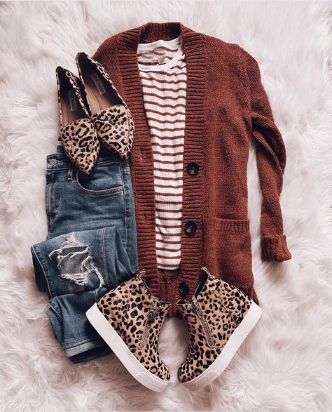 12 Chic Cardigan Outfit Ideas For Fall & Winter - The Zenish Chic Cardigan Outfit, Brown Cardigan Outfit, Cute Cardigan Outfits, Cardigan Outfit Ideas, Cardigan Fall Outfit, Outfit Ideas For Fall, Teacher Outfits Fall, Jeans Outfit Fall, Chic Cardigan