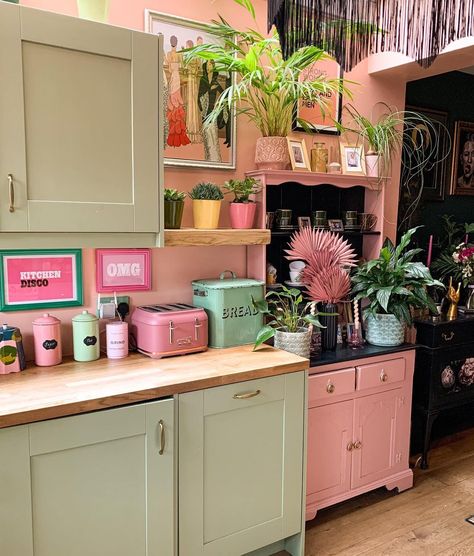 Coffee Bar Ideas Colorful, Cute Appartement Aesthetic, Joyful Aesthetic, Kitchen Remodeling Ideas, Funky Kitchen, Whimsical Kitchen, Quirky Kitchen, Deco Studio, Eclectic Kitchen