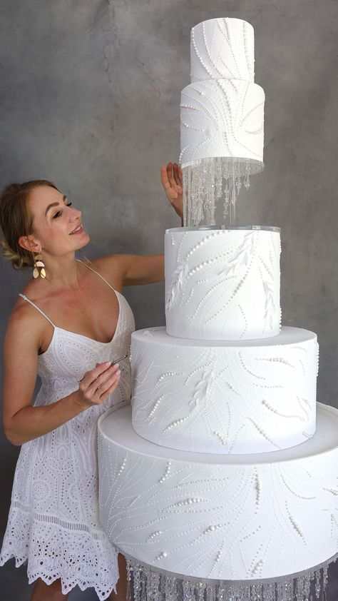 Wedding Cake With Floating Tier, Floating Wedding Cake, Modern Cake Design, Modern Cake, Wedding Cake Pearls, Modern Fountain, Fountain Cake, Wafer Paper Cake, Modern Cakes