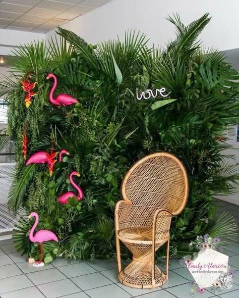 Havana Nights Party, Flowers Clay, Aloha Party, Hawaiian Party Decorations, Fiesta Tropical, Tropical Birthday, Havana Nights, Room Photo, Luau Birthday