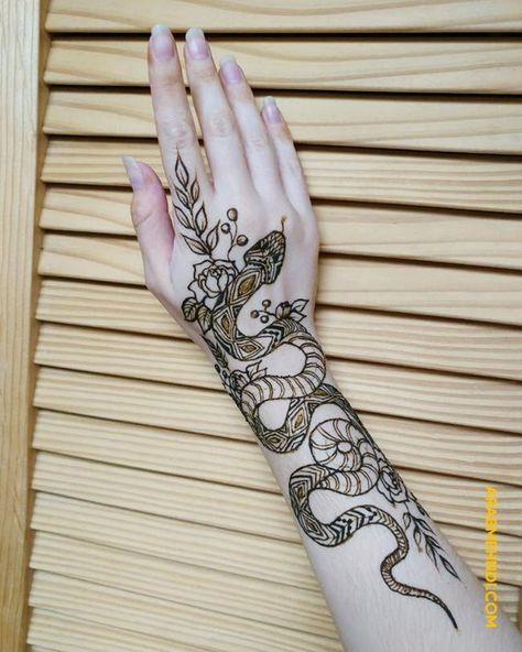 50 Snake Mehndi Design (Henna Design) 2019 Henna Tattoo Designs With Butterfly, Non Traditional Henna, Snake Mehndi, Animal Henna Designs, Cool Henna Tattoos, Henna Designs Arm, Aesthetic Henna, Arm Henna, Cool Henna