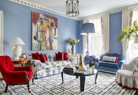 Complete with showstopping pattern, color, and architecture, a historic Upper West Side pied-à-terre is as memorable as it is uplifting. Popular Living Room Colors, Manhattan House, Living Room Color Combination, Room Color Combination, Popular Living Room, Beach Living Room, Manhattan Apartment, Living Room Color Schemes, Room Paint Colors