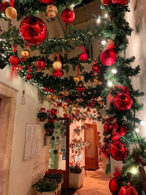 Christmas Cafe Decor Ideas, Christ Is Born, School Fair, Christmas Decorations Apartment, European Christmas, Royal Christmas, Restaurant Photography, Pink Xmas, Italian Christmas