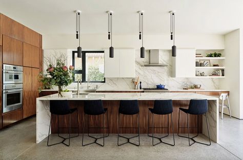 This dynamic family home was designed by AAHA Studio, situated on a quiet cul-de-sac at the edge of Santa Monica, California. Backsplash For Dark Cabinets, Elegant Backsplash, Quartz Backsplash, Dark Wood Kitchens, Wood Kitchen Island, White Backsplash, Wood Kitchen Cabinets, White Countertops, Dark Cabinets