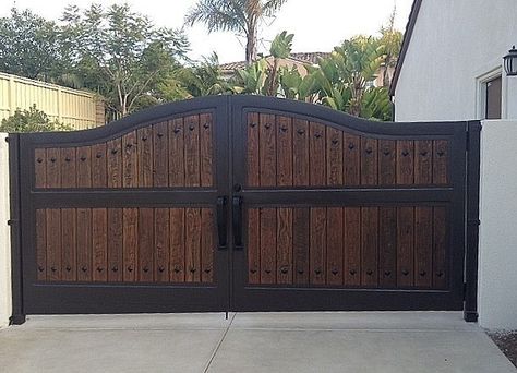 Custom Gates Metal, Rustic Driveway, Driveway Gate Design, Wooden Gate Designs, Wood Gates Driveway, Wooden Gates Driveway, Backyard Gates, Gate Designs Modern, Fence Gate Design