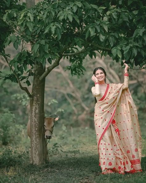 Sador Mekhela Design, Mekhela Sador Aesthetic, Mekhela Chador Aesthetic, Assamese Saree, Assamese Traditional Dress, Mekhela Chador Assamese, Assamese Dress, Mekhla Sador, Sador Mekhela