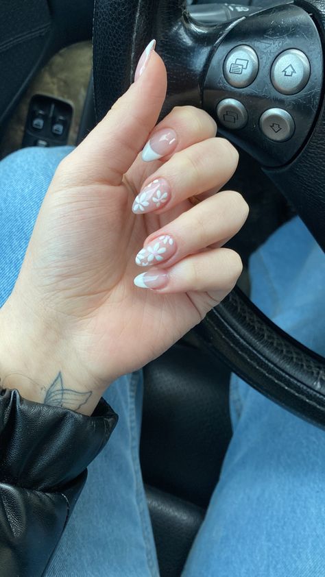 White French Tip Acrylic Nails With Flower, French Tip W Flowers Nails, White Tip And Flower Nails, French Tip Nails Cute Design, White French Tip Acrylics With Design, White Tip Nails With Design Almond, French Tip Nails With White Flowers, White French Tip With Daisy, White Acrylics With Flowers