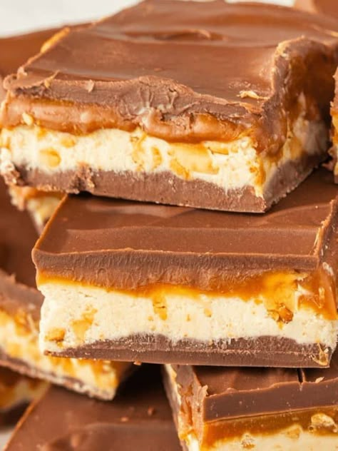 Easy Snickers Candy Bar Fudge Story Snickers Fudge Easy, Recipes Using Snickers Candy Bars, Snicker Candy Bar Recipes, Snickers Fudge Recipe, Candy Bar Fudge, Snickers Fudge, Homemade Snickers Bars, Snickers Bars Recipe, Honey Baked Ham Recipe