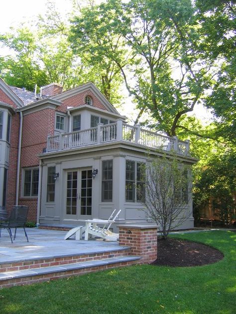 Portion en gris seulement : idee d'agrandissement sur 2 etages "à moindre cout" en faisant la master plus grande pour accomoder du rangement et sdb des maitres. Deck And Patio, Sunroom Addition, Architectural Design Studio, Balcony Design Ideas, Three Season Room, Building A Porch, Sunroom Designs, Red Brick House, Traditional Exterior