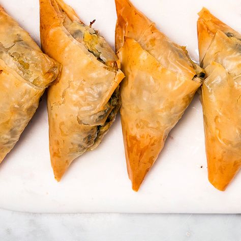 Spanakopita (Chaussons aux épinards) | RICARDO Spanakopita Triangles Recipe, Easy Spanakopita, Spanakopita Triangles, Spinach Feta Pie, Spinach Pies, Spanakopita Recipe, Greek Spinach, Phyllo Recipes, Greek Spinach Pie