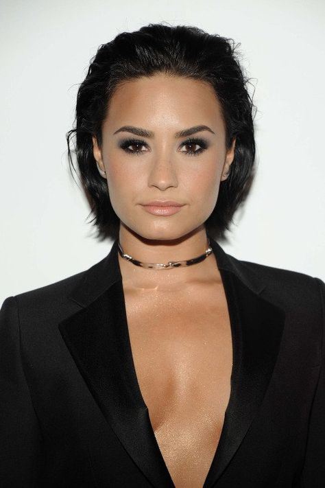 5-Minute Slicked Back Wet Hair Tutorial, check it out at http://makeuptutorials.com/demi-lovato-bob-haircut-makeup-tutorials Demi Lovato Short Hair, Demi Lovato Hair, Slicked Back Hair, Popular Haircuts, Actrices Hollywood, Penteado Cabelo Curto, Black Suit, Demi Lovato, Short Hair Cuts For Women