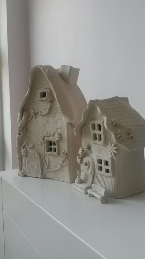 Fairy House Crafts, Clay Fairy House, Ceramic Birdhouse, Pottery Houses, Clay Fairies, Clay Houses, Pottery Painting Designs, Pottery Handbuilding, Clay Crafts Air Dry