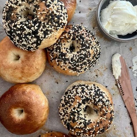 Sourdough Discard Bagels Recipe - The Pantry Mama Discard Bagels, Bagel Calories, Pantry Mama, Sourdough Discard Recipe, Homesteading Food, Egg Bagel, Bagels Recipe, Bread Bread Machine, Sourdough Rolls