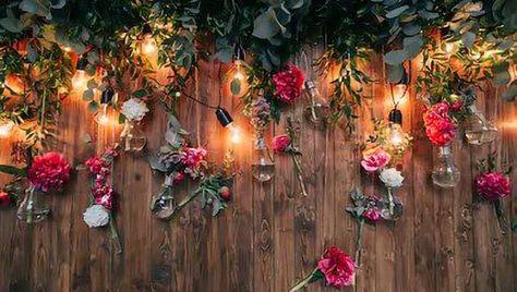 Bring a charismatic allure to your festivity with an enchanting backdrop. Place a wood vinyl backdrop on a backdrop stand and arrange willow frosted green leaf vines on top to imbue an evergreen vibe. Also, suspend bulb string lights to emanate sparkle and glow. Moreover, hang glass terrariums and arrange red & white roses in them for a lovely appeal. Wood Backdrop Photography, Wood Backdrops, Wooden Backdrop, Stage Designs, Background Brown, Rustic Wedding Photos, Party Photo Backdrop, Photo Zone, Photo Backdrop Wedding