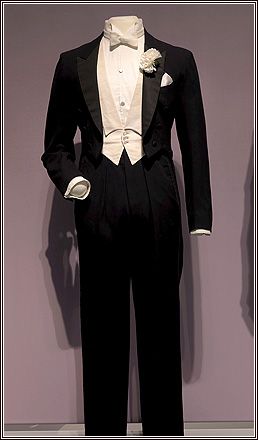 Fred Astaire's white tie. The inverted pleats and high-trouser waist strike me as incredibly elegant; the way that the pleats flow out over the hips from the waist, reinforcing the suit's hourglass shape. Penguin Suit Tuxedos, Vintage Wedding Tuxedo, Vintage Tuxedo Wedding, 1930s Tuxedo, Prince Tuxedo, White Jeans For Men, White Tuxedo Wedding, Anderson Sheppard, Risd Museum