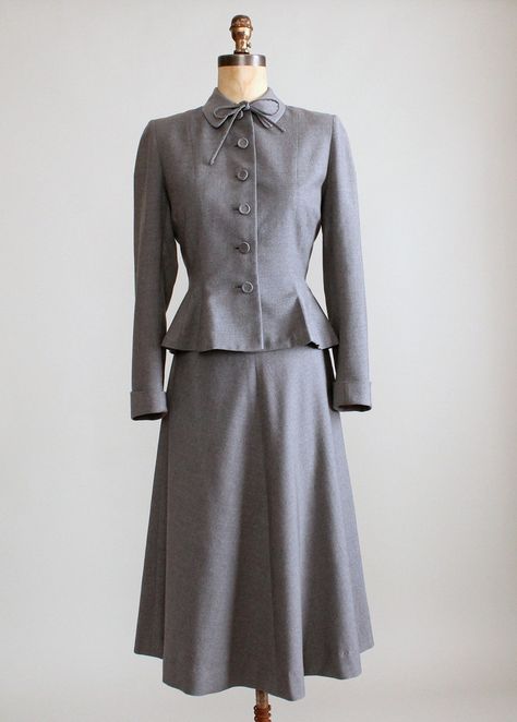 1950's Lilli Ann Grey Wool Suit 1950s Fashion Trends, Vintage Skirt Suit, Grey Wool Suit, Look Winter, Lilli Ann, Vintage Fashion 1950s, Fifties Fashion, Winter Suit, Fashion 1950s