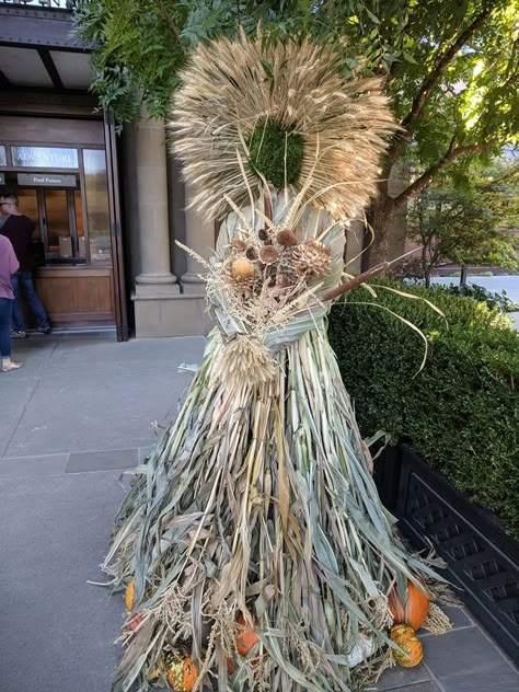 Corn Stalks Decorations, Fall Yard Art, Fall Goddess, Harvest Goddess, Scarecrow Festival, Fall Yard Decor, Scarecrows For Garden, Fun Fall Decor, Corn Stalks