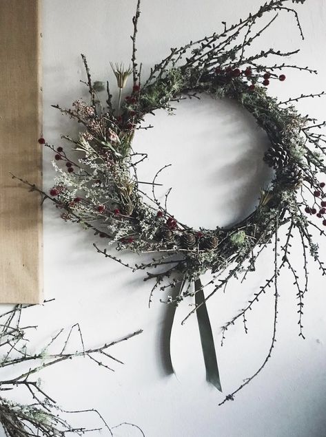 love this twig and natural foraged lichen pine cone christmas wreath. click through for more beautiful natural christmas wreath ideas you'll love to make #frombritainwithlove #christmaswreath #creativechristmas #naturaldecorations #foraged #homemadechristmas Decorating With Nature, Julkransar Diy, Natural Christmas Wreaths, Christmas Wreath Ideas, Natural Wreath, Gold Christmas Decorations, Contemporary Christmas, Christmas Wreaths To Make, Natural Christmas