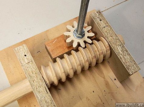 Wooden Tools, Worm Drive, Wooden Gears, Woodworking Chair, Mechanical Engineering Design, Intarsia Woodworking, Woodworking Box, Woodworking Toys, Woodworking Patterns