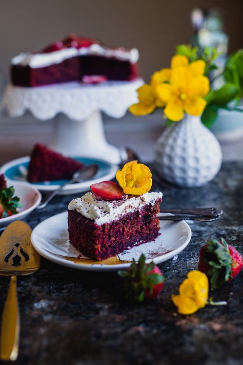 Beet Frosting, Beet Cake Recipe, Pomegranate Cake, Red Velvet Cake Recipe Easy, Beetroot Chocolate Cake, Beetroot Cake, Beetroot Recipes, Cocoa Cake, Dessert Smoothie